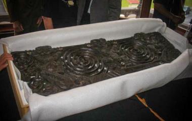 Carved Māori pare (lintel) in packing crate