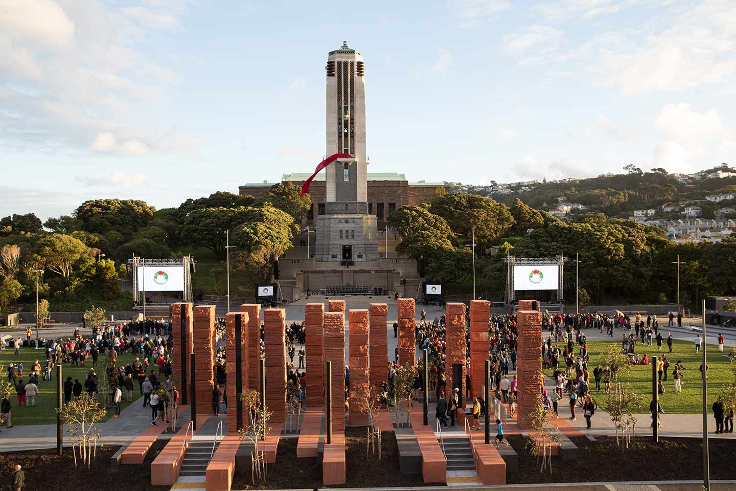 Picture of the National War Memorial with the Australian War Memorial in the foreground.
