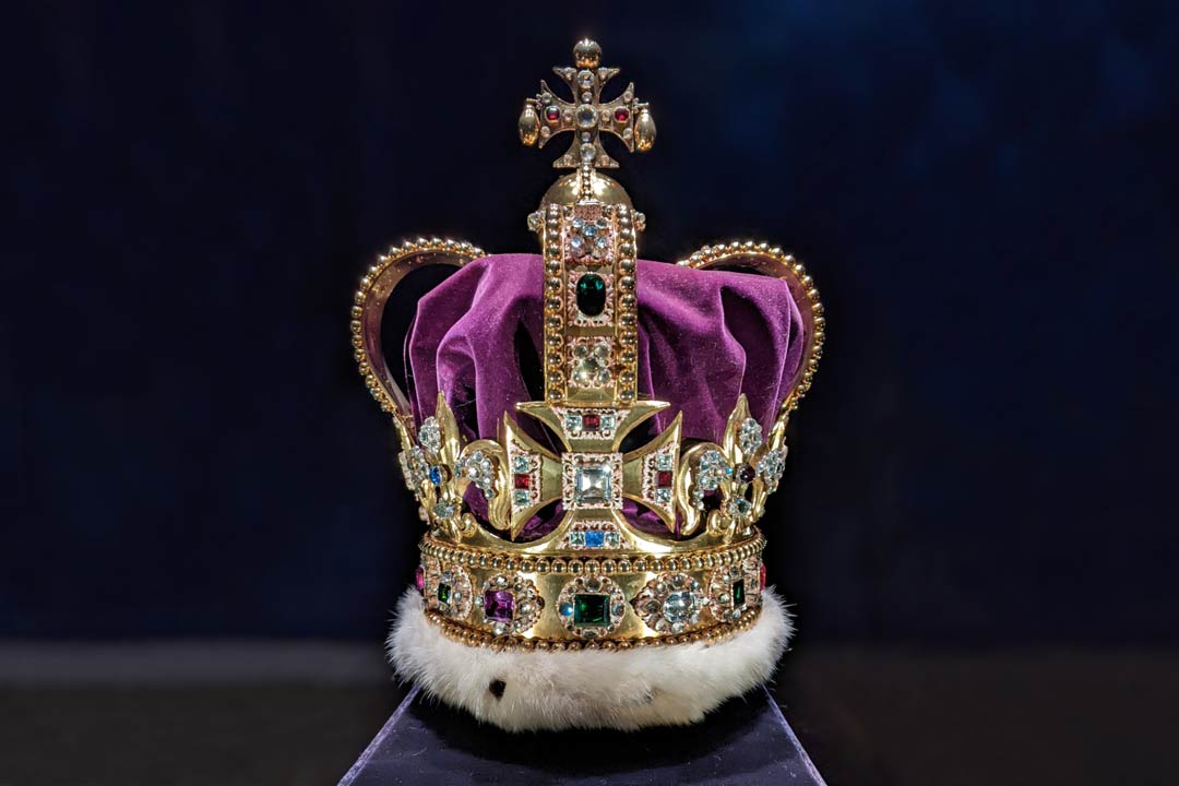 Gold crown decorated with jewels