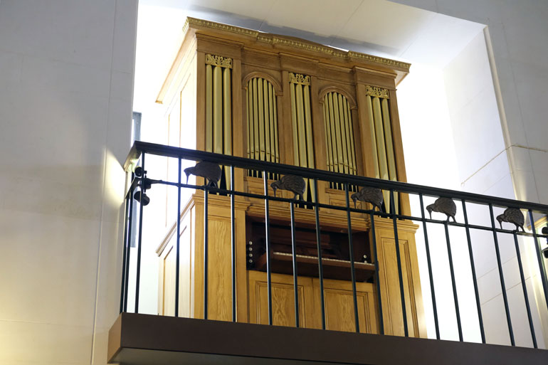 An organ on a mezzanine floor of the National War Memorial.
